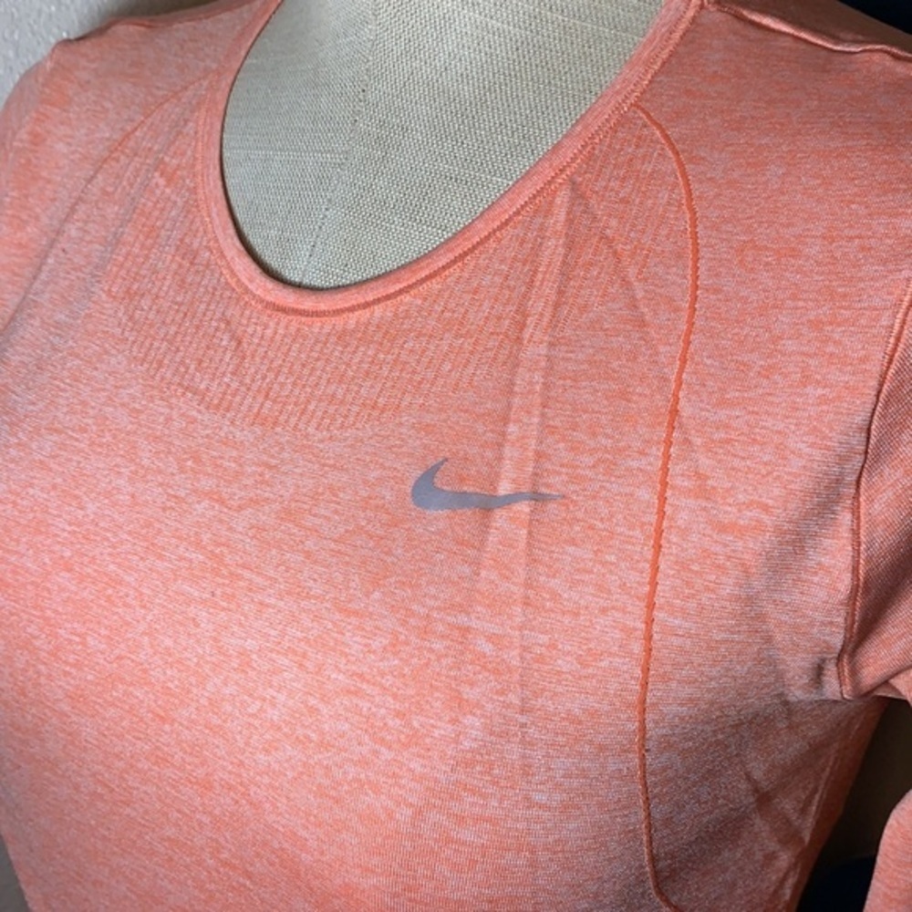 Nike - Picture 2 of 9
